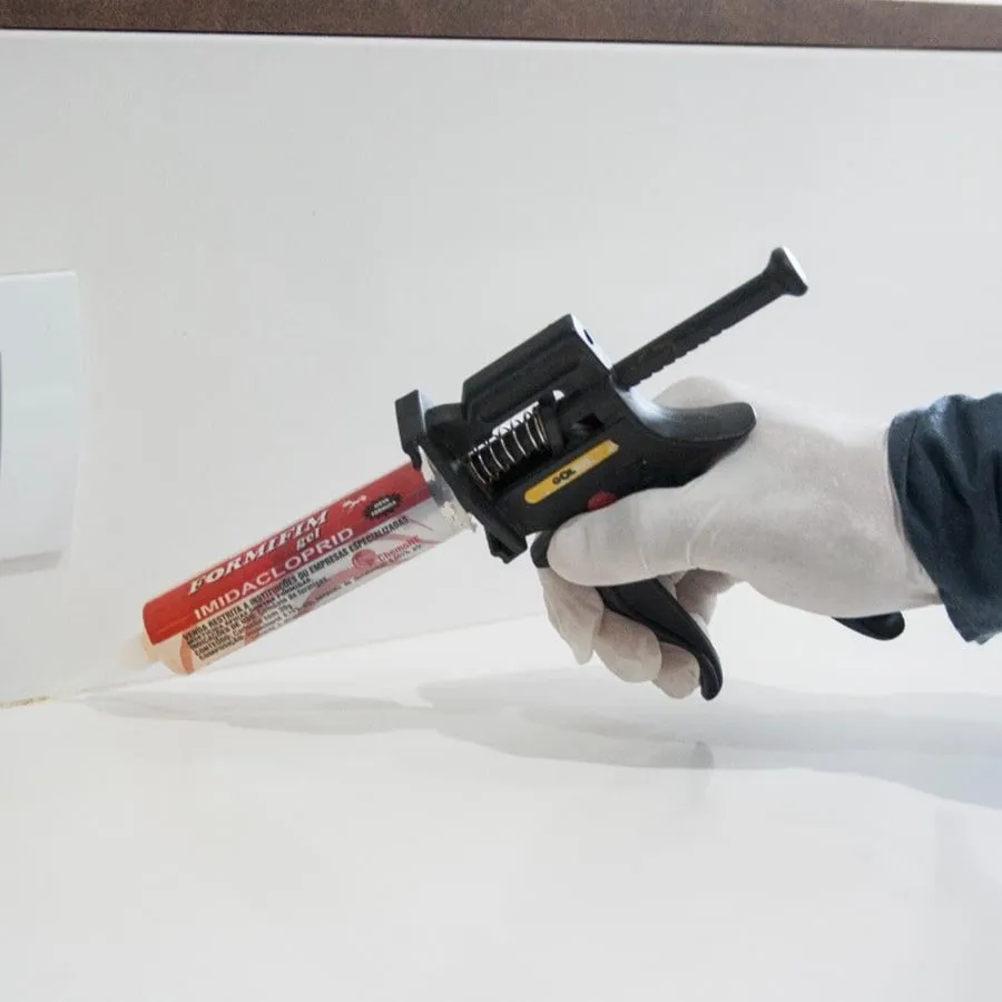 Aplicação de gel inseticida