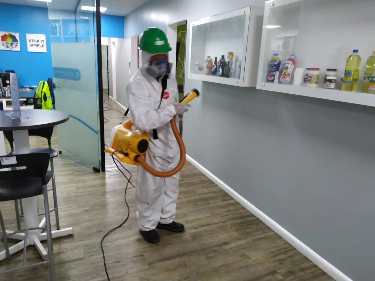 Técnico da Detecta aplicando tratamento por atomização em ambiente interno