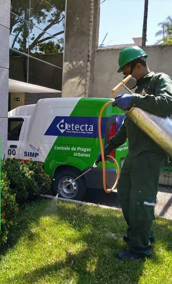 Técnico e van da Detecta em atendimento